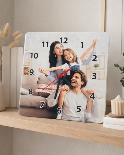 Relógio personalizado com fotografia, formato quadrado, 20x20cm, mecanismo silencioso e funciona com pilha AA.